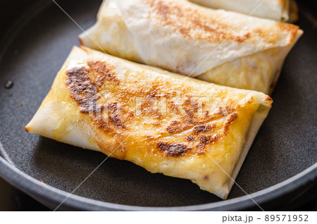 少ない油で揚げ焼き春巻き 少ない油で揚げ焼き春巻き 89571952