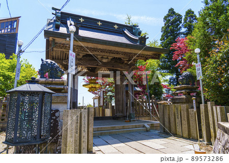 能勢妙見山　大阪府と兵庫県の府県境にある山門 89573286