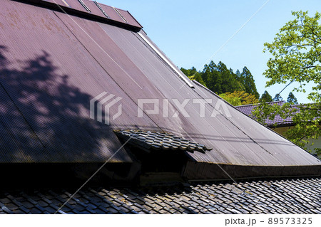 トタン茅葺の家　妙見口駅から妙見山までのハイキングコース　花折街道 89573325
