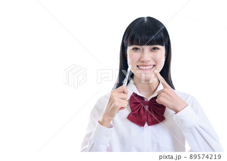 歯ブラシを持つ、歯並びが綺麗な笑顔の女性　女子高校生 89574219