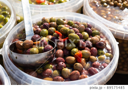 Pickled olives of different varieties at the bazaar. 89575485
