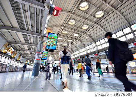 東京品川駅港南口コンコースを歩く人々 東京品川駅港南口コンコースを歩く人々 89576084