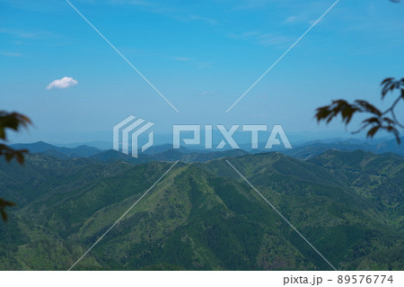 立里荒神社の参道のから見た大峯山系の山々と新緑4 奈良県吉野郡野迫川村 立里荒神社の参道のから見た大峯山系の山々と新緑4 奈良県吉野郡野迫川村 89576774