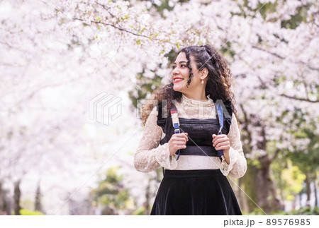 日本を旅行する外国人 インバウンド 桜並木を歩く外国人旅行者 外国人女性と桜 イメージ素材 日本を旅行する外国人 インバウンド 桜並木を歩く外国人旅行者 外国人女性と桜 イメージ素材 89576985
