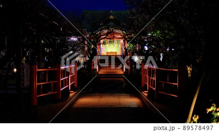 夜の神社 89578497