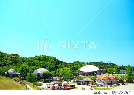 豊田市、多くの家族連れで賑わう鞍ヶ池公園の風景 豊田市、多くの家族連れで賑わう鞍ヶ池公園の風景 89578764