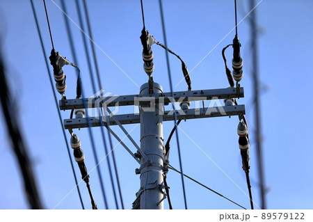 電線と電信柱 電線と電信柱 89579122