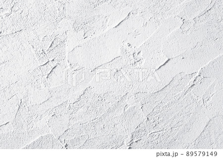 漆喰で塗られた白壁 89579149