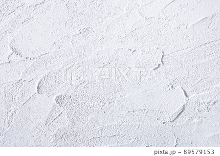漆喰で塗られた白壁 89579153