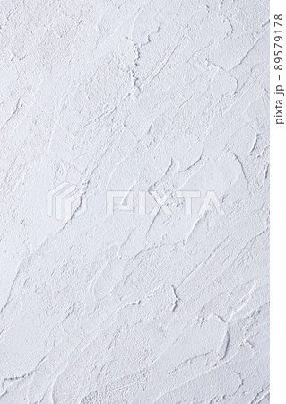 漆喰で塗られた白壁 89579178