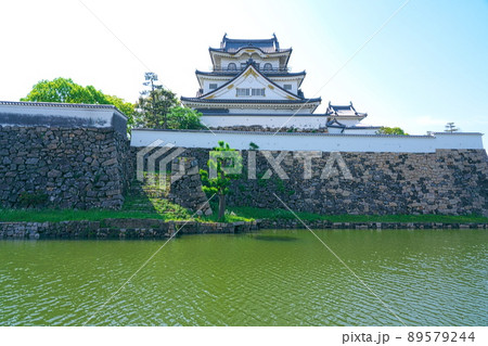 【続日本100名城】岸和田城 復興天守と本丸石垣と内堀の初夏の風景3 大阪府岸和田市 【続日本100名城】岸和田城 復興天守と本丸石垣と内堀の初夏の風景3 大阪府岸和田市 89579244