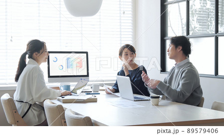 ビジネスイメージ　チーム　会議　オフィス 89579406