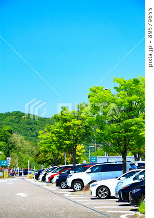 豊田市、多くの車で賑わう鞍ヶ池パーキングエリアの風景 89579655