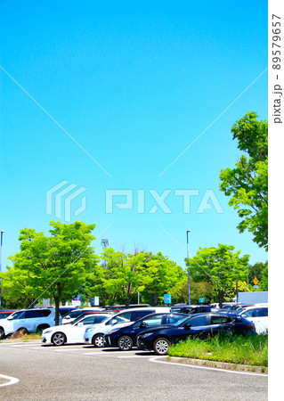 豊田市、多くの車で賑わう鞍ヶ池パーキングエリアの風景 89579657