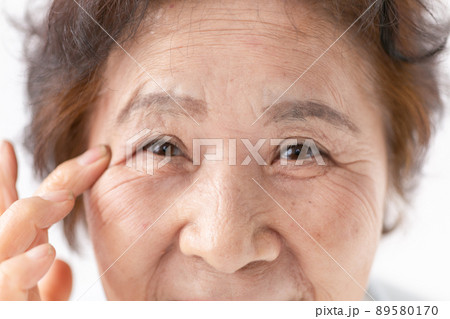 シニア　女性　目元　フェイスケア 89580170