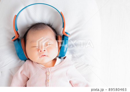 音楽を聴く赤ちゃん　イメージ　新生児　ヘッドフォン　踊る　表情 89580463
