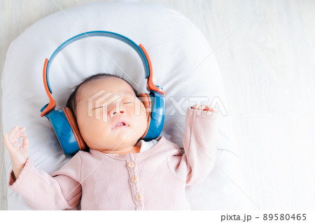 音楽を聴く赤ちゃん イメージ 新生児 ヘッドフォン 踊る 表情 音楽を聴く赤ちゃん イメージ 新生児 ヘッドフォン 踊る 表情 89580465