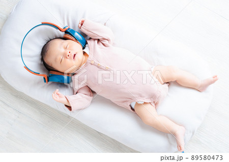 音楽を聴く赤ちゃん イメージ 新生児 ヘッドフォン 踊る 表情 音楽を聴く赤ちゃん イメージ 新生児 ヘッドフォン 踊る 表情 89580473