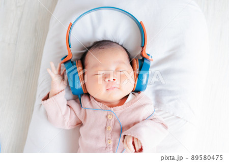 音楽を聴く赤ちゃん イメージ 新生児 ヘッドフォン 踊る 表情 音楽を聴く赤ちゃん イメージ 新生児 ヘッドフォン 踊る 表情 89580475