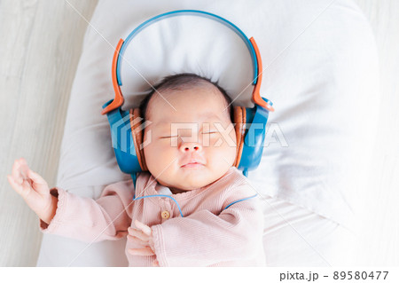 音楽を聴く赤ちゃん　イメージ　新生児　ヘッドフォン　踊る　表情 89580477