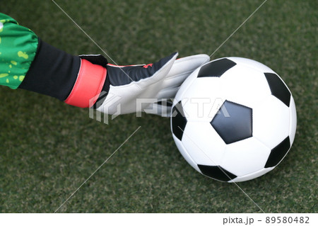 サッカーボールをキャッチするゴールキーパーの男性 サッカーボールをキャッチするゴールキーパーの男性 89580482
