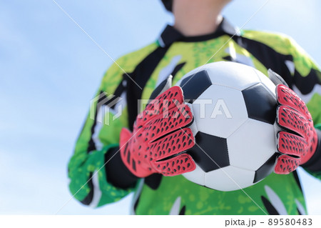 サッカーボールをキャッチするゴールキーパーの男性 89580483