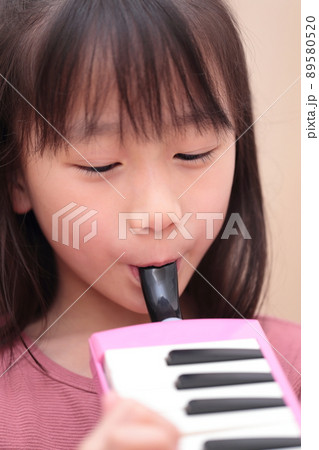 鍵盤ハーモニカを演奏する女の子 鍵盤ハーモニカを演奏する女の子 89580520