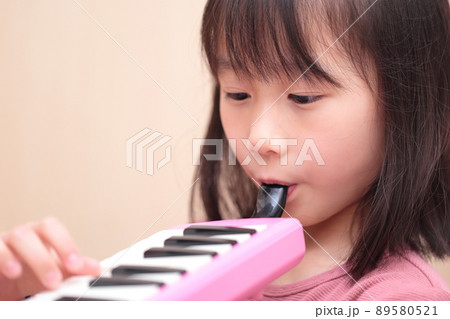 鍵盤ハーモニカを演奏する女の子 鍵盤ハーモニカを演奏する女の子 89580521