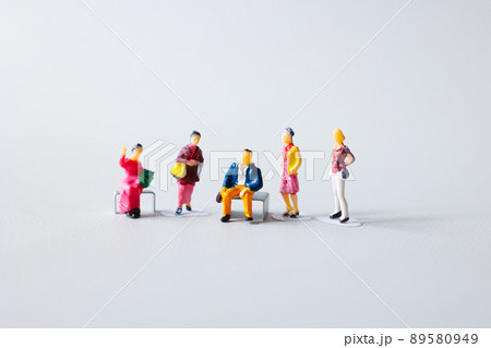 モテる男性と女性たち（ミニチュアの恋愛事情） 89580949