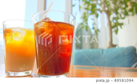 キンキンに冷えたアイスコーヒーとオレンジジュース 89581094