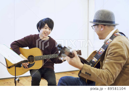 ギターを弾く日本人の男性 89581104