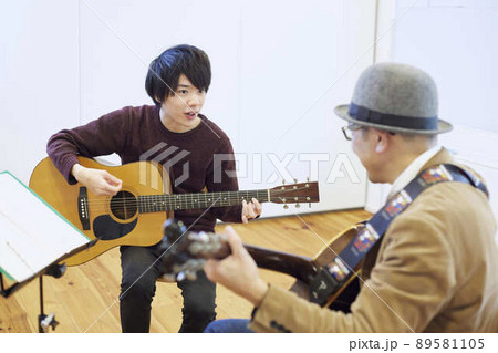 ギターを弾く日本人の男性 89581105