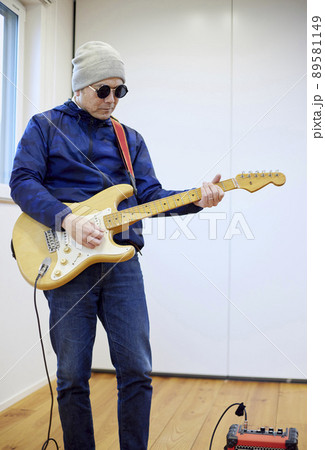 エレキギターを弾く日本人の男性 89581149