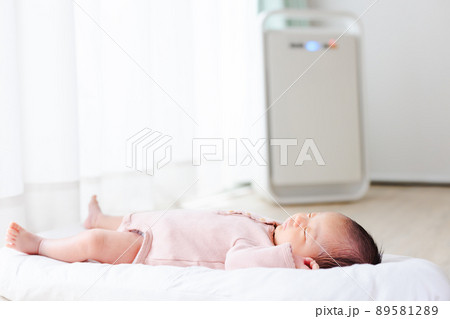 昼寝する赤ちゃん　新生児　空気清浄機 89581289