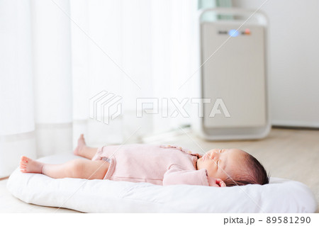 昼寝する赤ちゃん 新生児 空気清浄機 昼寝する赤ちゃん 新生児 空気清浄機 89581290