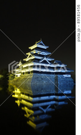 ロシアのウクライナ侵攻に抗議するため、ウクライナ国旗の色に電飾された松本城天守閣 89581456