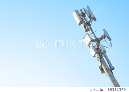 5Gなどの携帯電話基地局のアンテナ 89581570