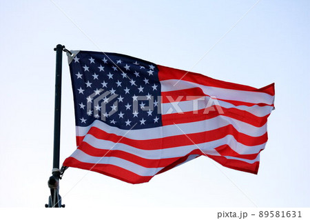 風になびくアメリカ国旗 USA flag streaming in wind 風になびくアメリカ国旗 USA flag streaming in wind 89581631
