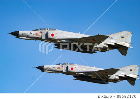 飛行する航空自衛隊の戦闘機F-4EJ改 89582170