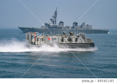 航行する海上自衛隊のホバークラフト 89582185