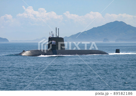 航行する海上自衛隊の潜水艦 89582186