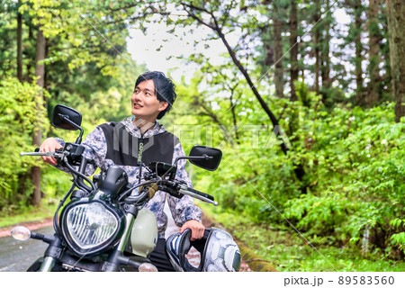 雨の日ツーリングのバイク男子 89583560