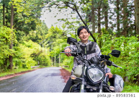 雨の日ツーリングのバイク男子 雨の日ツーリングのバイク男子 89583561