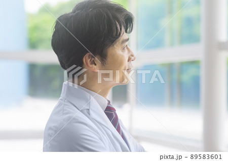 病院で白衣を着た笑顔の女性医師 病院で白衣を着た笑顔の女性医師 89583601