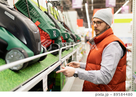 the buyer is determined by the model of the lawn mower in the store for gardening and gardening 89584480