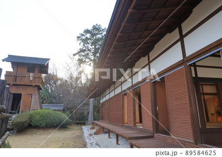 復元された本丸御殿と物見台(田峯城 愛知県 設楽町) 復元された本丸御殿と物見台(田峯城 愛知県 設楽町) 89584625