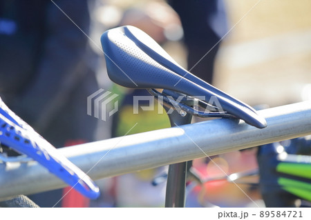 スポーツ自転車用の細身でスプリングのないサドル スポーツ自転車用の細身でスプリングのないサドル 89584721