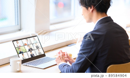 ノートPCを開いてビデオ会議をしている男性 89584904