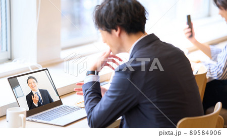 ノートPCを開いてビデオ会議をしている男性 89584906