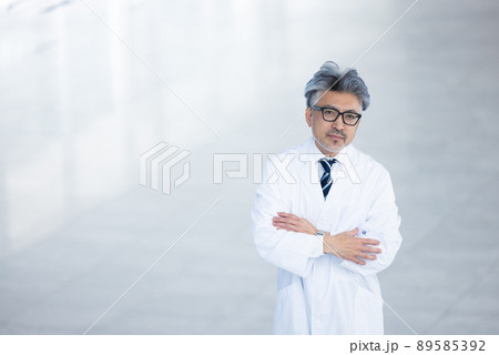 白衣の男性 89585392